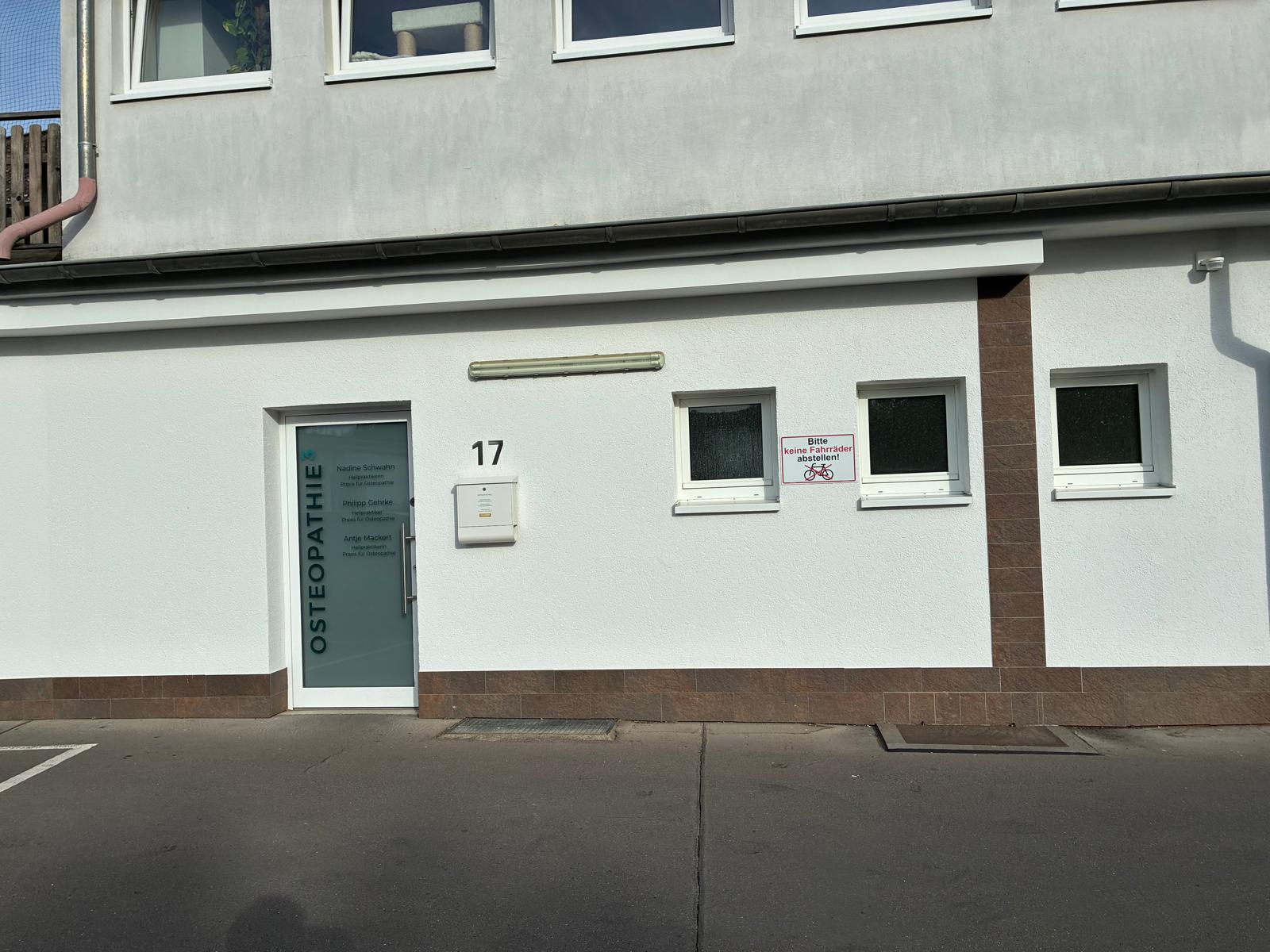 Barrierefreier Eingang der Osteopathiepraxis in der Lindenstraße 17 in Hürth