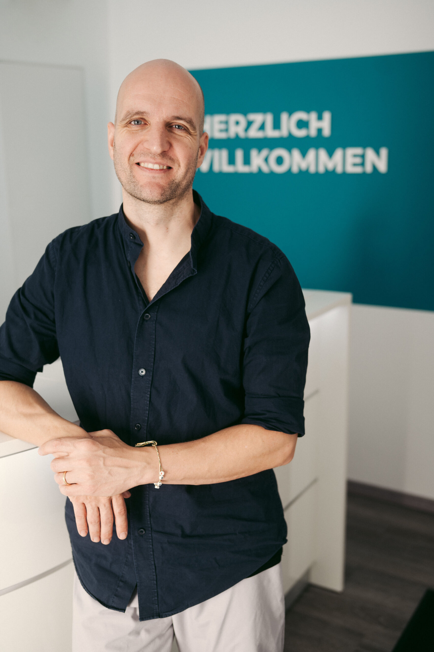 Philipp Gehrke am Fenster seiner Osteopathiepraxis in Alt-Hürth