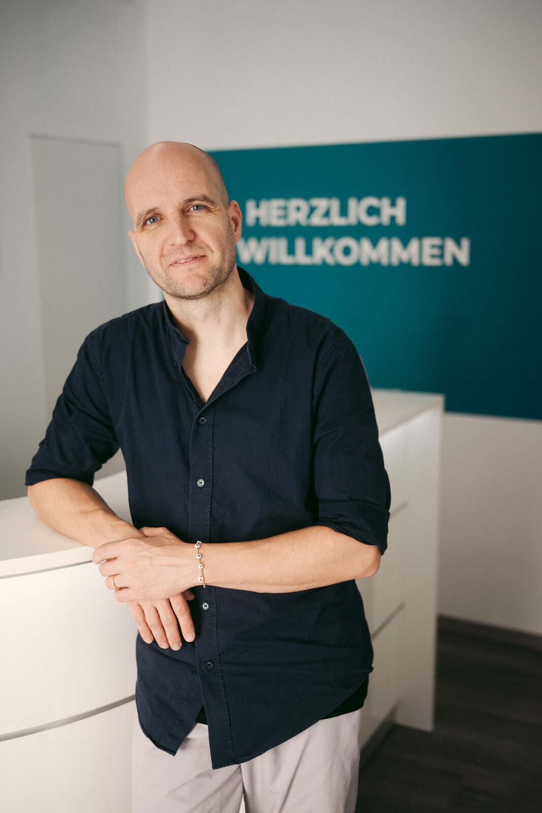 Philipp Gehrke am Empfang seiner Praxis in Alt-Hürth
