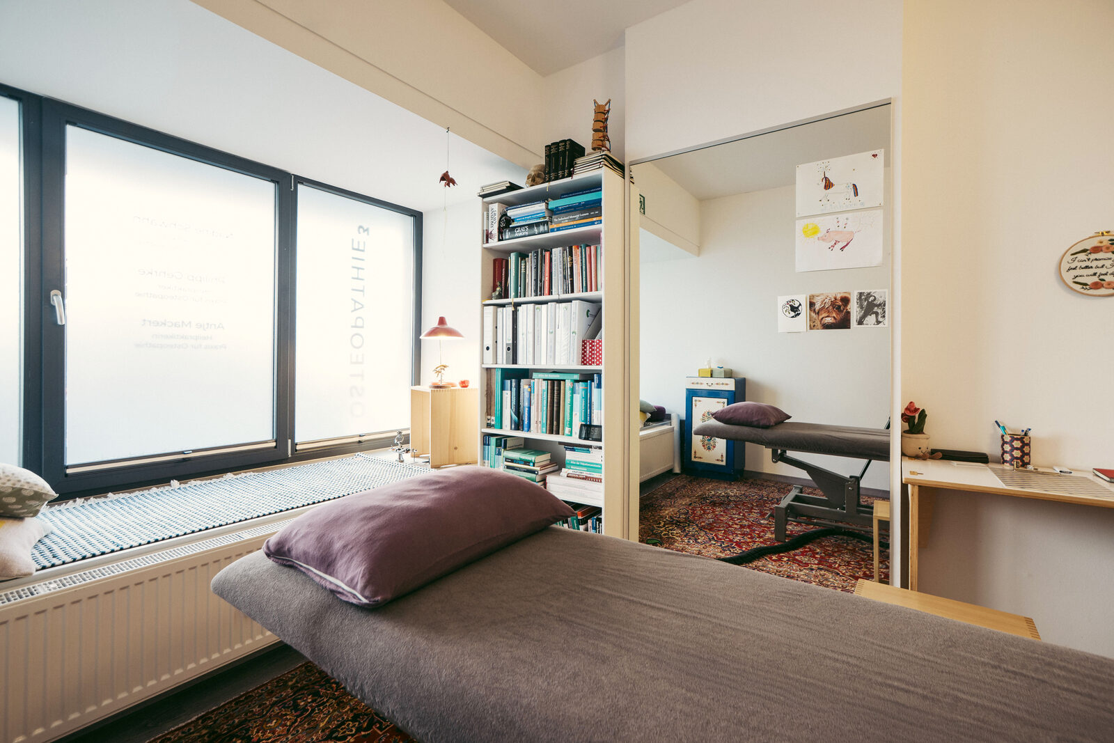 Behandlungsraum mit Behandlungsliege und großem Fenster