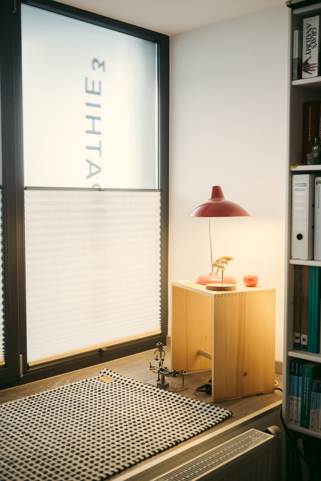 Fensterbank und Lampe im Behandlungsraum